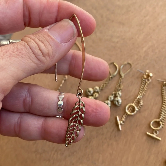 4 pairs of gold tone dangle earrings - Picture 7 of 9